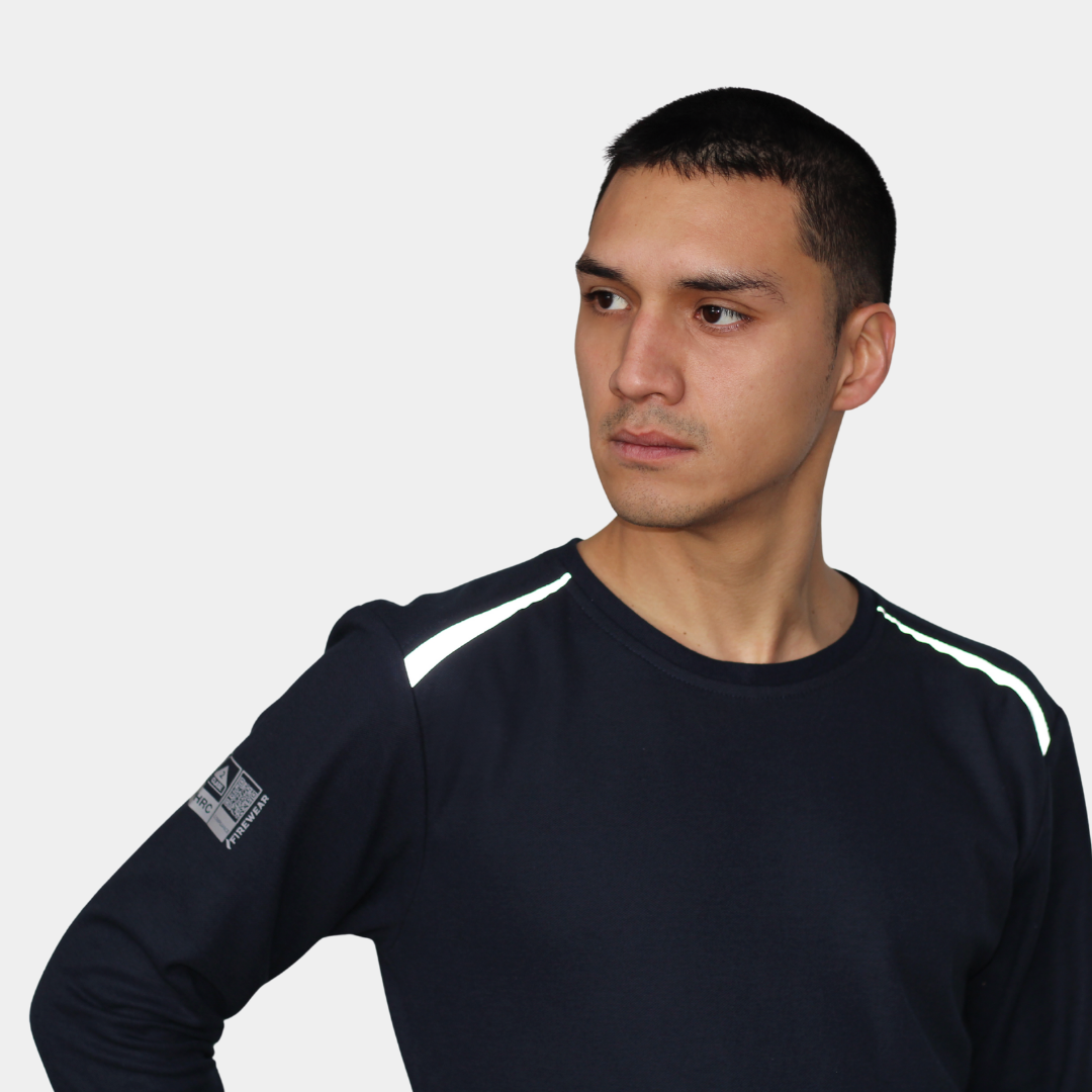 Detalle frontal superior de polera ignífuga FIREWEAR® azul marino de cuello redondo para hombre.